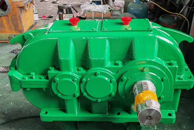 DCY250�����面螺旋伞齿轮减速机